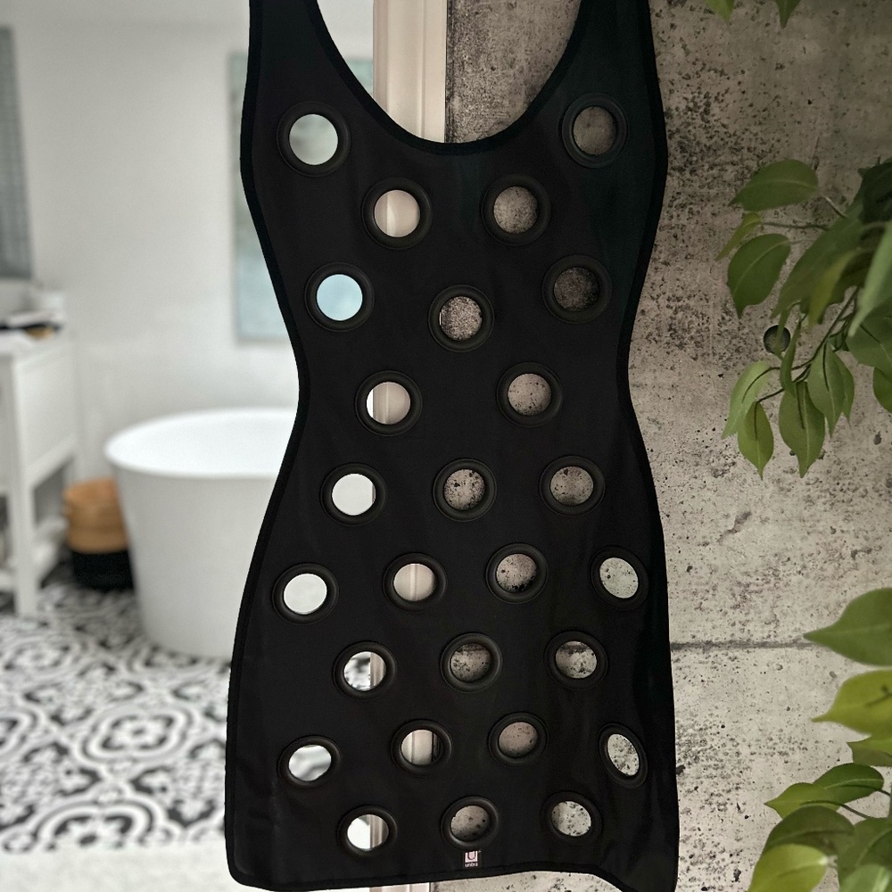 UMBRA scarf display -The largest size available!